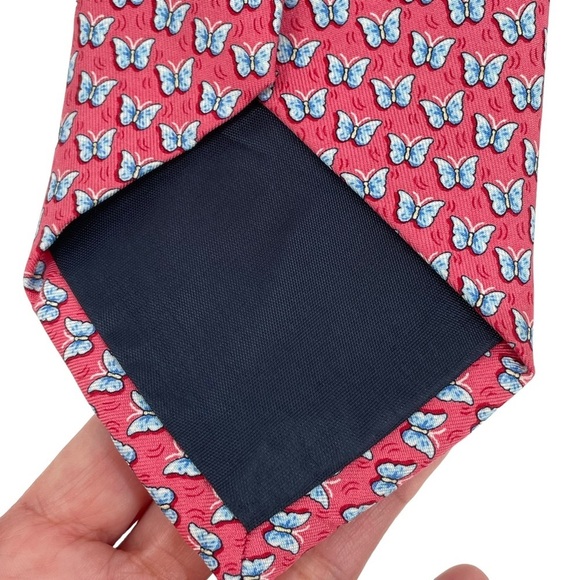 Vineyard Vines Blue Butterflies w/Pink Background Silk Necktie - 60" Long - Picture 4 of 9
